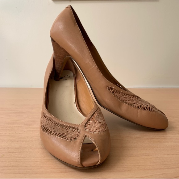 Urban Outfitters • Classic Peep Toe Heels - Picture 4 of 7